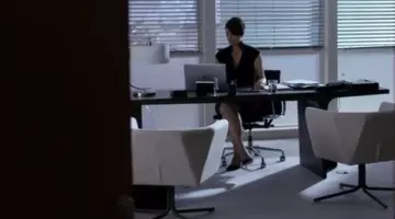 Les fauteuils de bureau de Jeri Hogarth (Carrie-Anne Moss) dans Jessica Jones