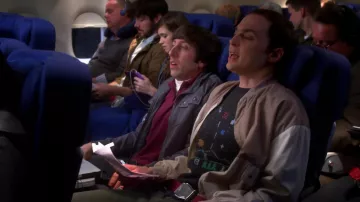 Le t-shirt noir As­tros­mash Vi­deo Game de Sheldon Cooper (Jim Parsons) dans The Big Bang Theory S07E17