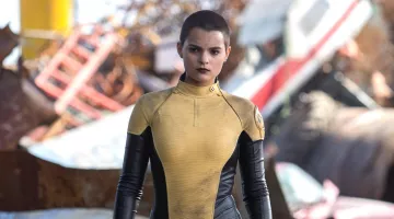 The combination yellow-Negasonic Teenage Warhead (Brianna Hildebrand) in Deadpool