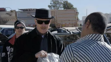 Les lunettes de soleil Smith Optics portées par Heisenberg / Walter White (Bryan Cranston) dans la série Breaking Bad (Saison 1 Episode 7)