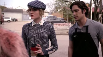 El pequeño suéter a rayas azules de Grace en Scream Queens