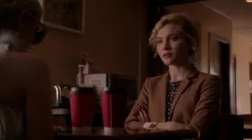 Blazer beige de Grace en Scream Queens