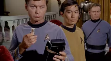 The tricorder medical of Leonard McCoy (DeForest Kelley) Star Trek