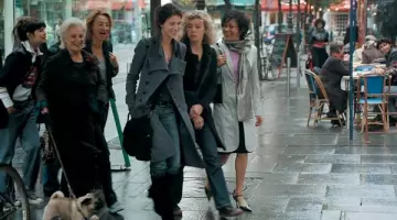 The coat officer Balenciaga Emma (Charlotte Gainbourg) in Lend me your hand