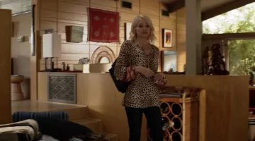 La blouse leopard de Janine 'Smurf' Cody (Ellen Barkin) dans Animal Kingdom (S01E04)
