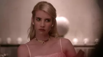 El collar con anillo de oro de Chanel en Scream Queens