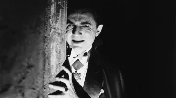 El medallón del conde Drácula (Bela Lugosi) en Drácula