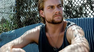 The collar St. Christopher de Deran Cody (Jake Weary) Animal Kingdom (S01E09)