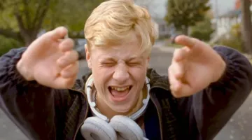 Los auriculares de Steve en Mamá (2014)