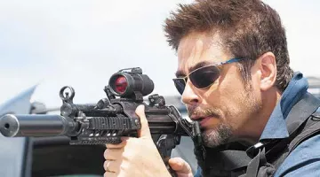 The glasses Alejandro (Benicio del Toro in Sicario