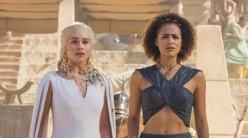 Le collier dragon de Daenerys Targaryen (Emilia Clarke) dans Juego de Tronos (S05E10)