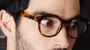 Les lunettes de vue de Hernando Fuentes (Alfonso Herrera) dans Sense8 S01E02