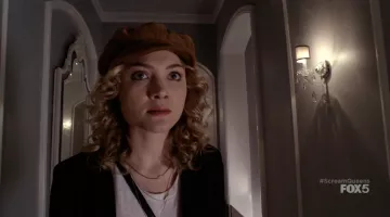 Gorra de terciopelo marrón de Grace en Scream Queens