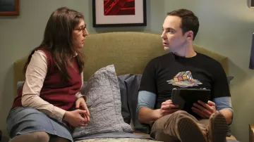 The t-shirt Rubik s Cube Sheldon Cooper (Jim Parsons) in The Big Bang Theory S10E22