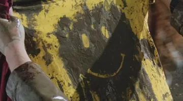 The Tee shirt yellow Smiley face Forrest Gump (Tom Hanks) in Forrest Gump