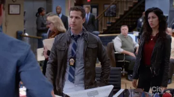 Chaqueta Helmut Lang de Rosa Díaz (Stephanie Beatriz) en Brooklyn Nine-Nine