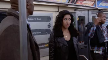 La chaqueta de Michael Kors de Rosa Díaz (Stephanie Beatriz) en Brooklyn Nine-Nine