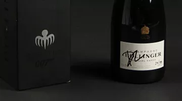Botella de champán firmada por Daniel Craig