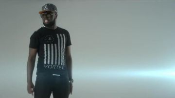 Le t-shirt noir et blanc Vortex de Maître Gims dans le clip Game over de Vitaa