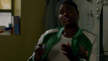Le bomber vert de Taystee Jefferson (Danielle Brooks) dans Orange Is The New black S5E3