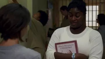 Le livre "Alice Adventure in wonderland" que tient Tasha Jefferson "Taystee" (Danielle Brooks) dans Orange is the new black S05E07