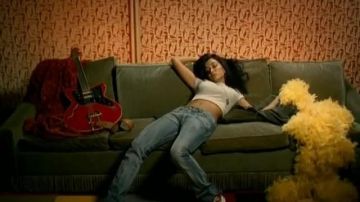 La guitare demi-caisse de Jenifer dans le clip Des mots qui résonnent !