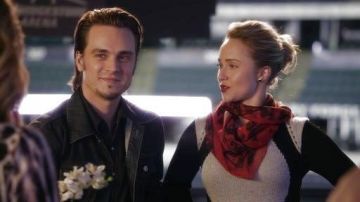 El suéter blanco y negro de Juliette Barnes (Hayden Pannettiere) en Nashville