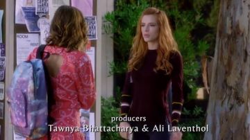 Le sweat Whistles de Paige Townsen (Bella Thorne) dans Famous in Love S01E09