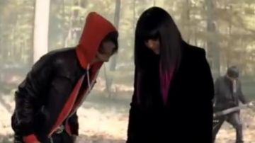 le gilet rouge de Romain du groupe Eskemo dans leur Clip Eternise moi