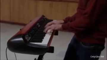 El piano portátil visto en Glee cuando Mercedes interpreta hell to the no