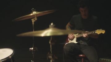 The guitar of Shawn Mendes in the clip Mercy