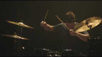 The battery of Shawn Mendes in the clip Mercy