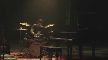 The piano Shawn Mendes in the clip Mercy