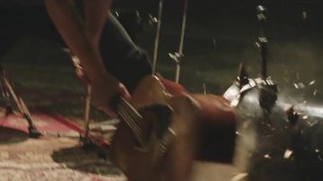 The guitar that Shawn Mendes breaks in the clip Mercy