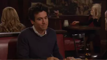 Le pull bleu marine de Ted Mosby (Josh Radnor) dans How I Met Your Mother S06E01