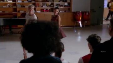 Les congas dans la salle de répétition du Glee club dans Glee S06E03