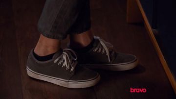 Les chaussures grises en toile de Charlie Bowman (Jacob Buster) dans Colony S02E04