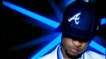 La casquette Atlanta Braves bleu de Usher dans son clip Yeah!