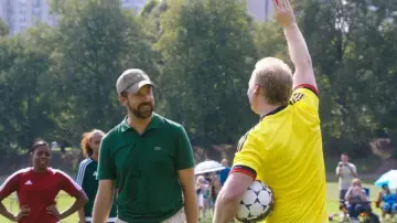 Le polo vert Lacoste de Bradley (Jason Sudeikis) dans Joyeuse fête des mères