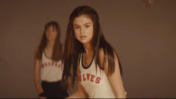 La camiseta sin mangas wolves de Selena Gomez en Bad Liar