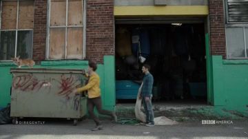 Sneakers Converse low Todd (Elijah Wood) in Dirk Gently, detective Instill S01E02