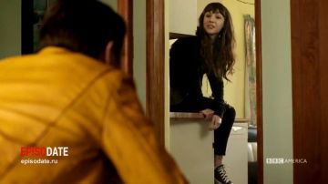 The Converse black Hannah in Dirk Gently, Detective Instill