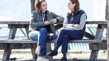 The converse white, Kristen Stewart in Still Alice