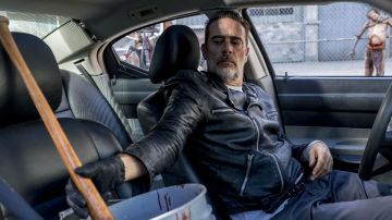 Chaqueta de cuero de Negan (Jeffrey Dean Morgan) en The Walking Dead S08E14