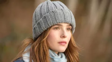 La gorra gris de Samantha Kingston (Zoey Deutch) en Before I Fall