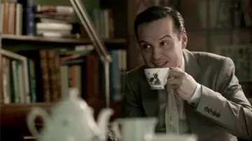 Loup épingle à cravate portée par Jim Moriarty (Andrew Scott) dans Sherlock S02E03