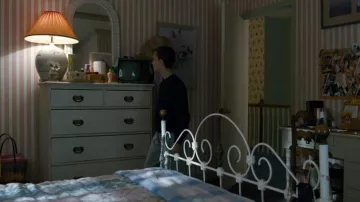 Nancy Hopper (Natalia Dyer) Avon Vintage Miss Lollypop Cologne Brume dans des Choses plus étranges S01E03