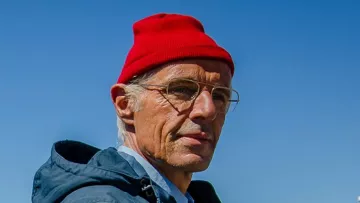 Le bonnet rouge du Commandant Cousteau (Lambert Wilson) dans L'Odysée
