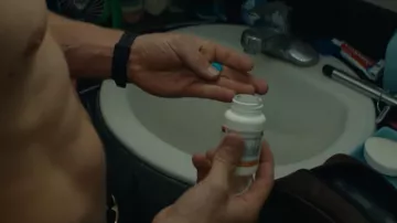 Emily's (Adria Arjona) Dove soap in True Detective S02E01