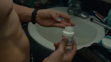 Emily's (Adria Arjona) Dove soap in True Detective S02E01